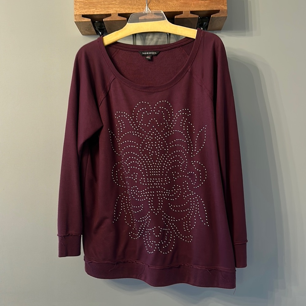 Woman’s Rock & Republic purple light sweatshirt Sz 0X / XL with metal design